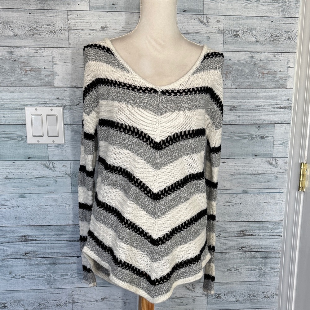 ALMOST FAMOUS BLACK & WHITE STRIPED V-NECK SWEATER